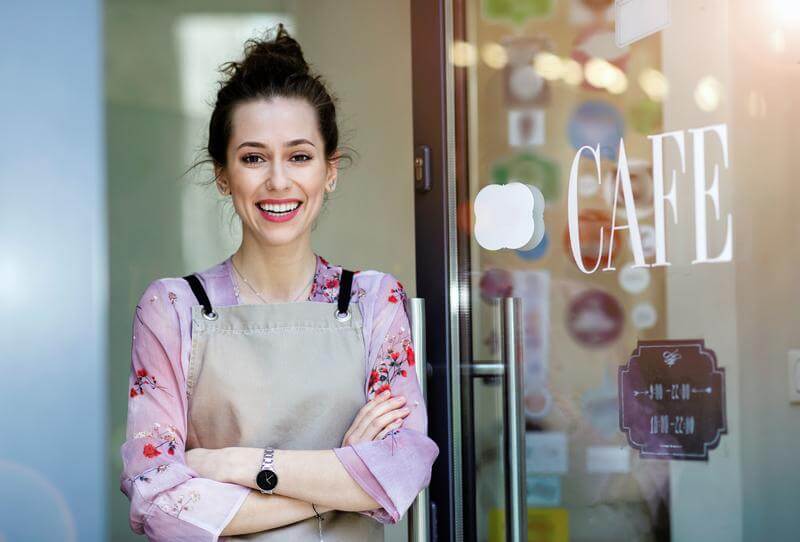 Woman_in_front_of_coffee_shop